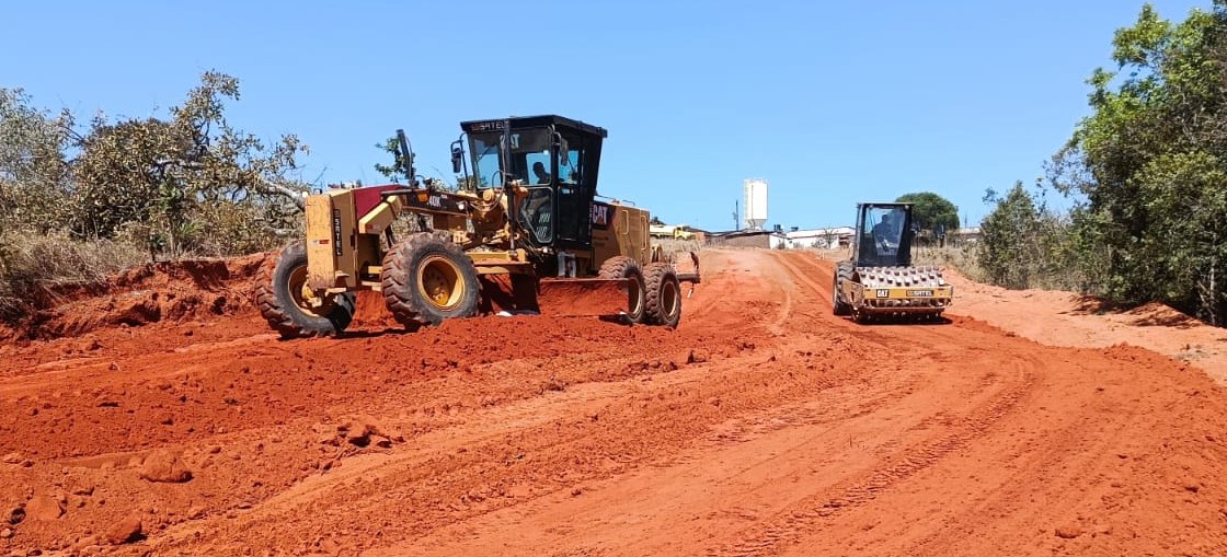 Motoniveladora e rolo compactador em obra de terraplenagem da Gidê