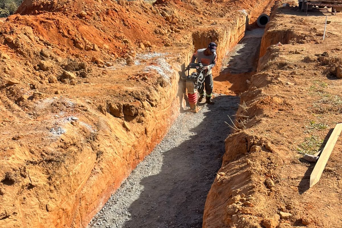 Compactação do leito em vala de drenagem