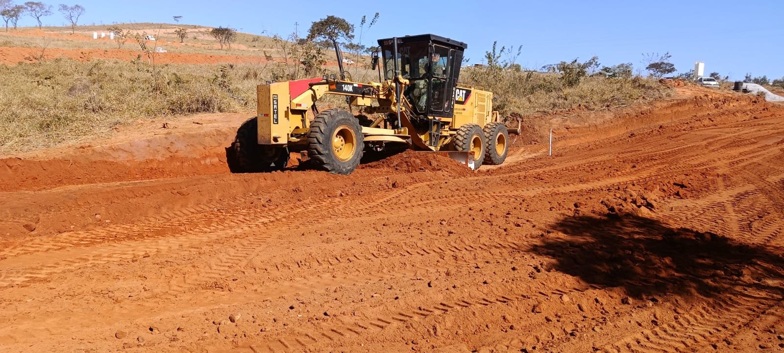 Motoniveladora CAT trabalhando em obra de terraplenagem da Gidê