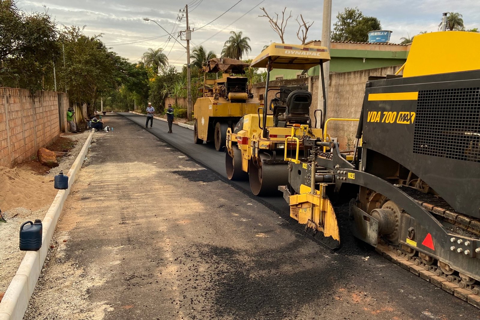 Vibroacabadora e rolos compactadores em obra de pavimentação