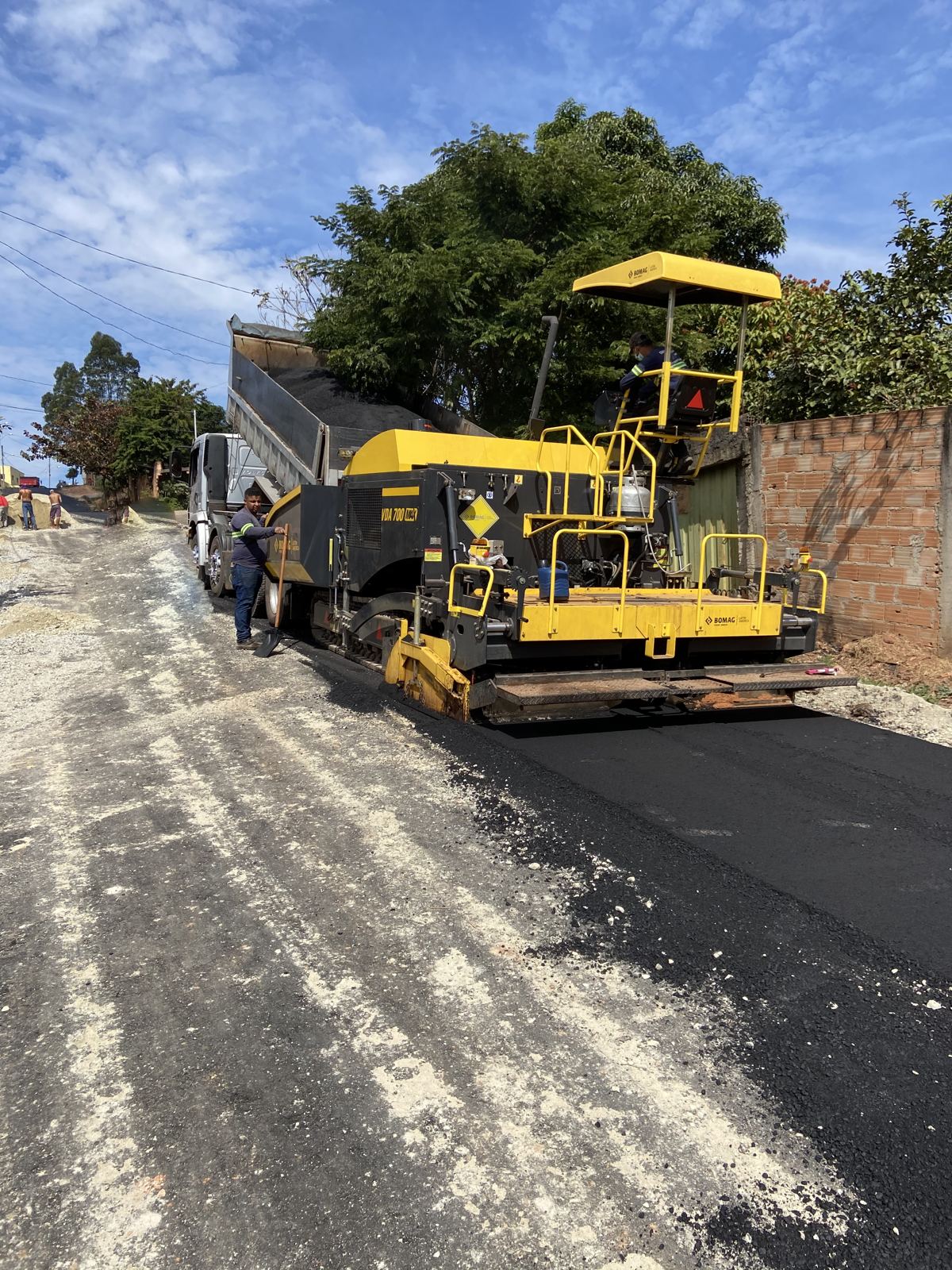 Vibroacabadora aplicando asfalto