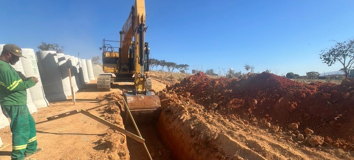 Escavadeira abrindo vala em obra de drenagem da Gidê