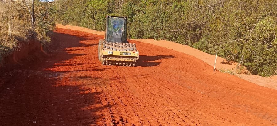 Rolo compactador em estrada de terraplenagem da Gidê