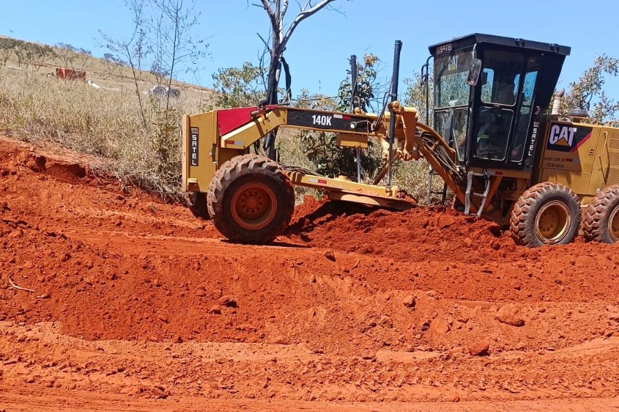 Motoniveladora CAT em terraplenagem