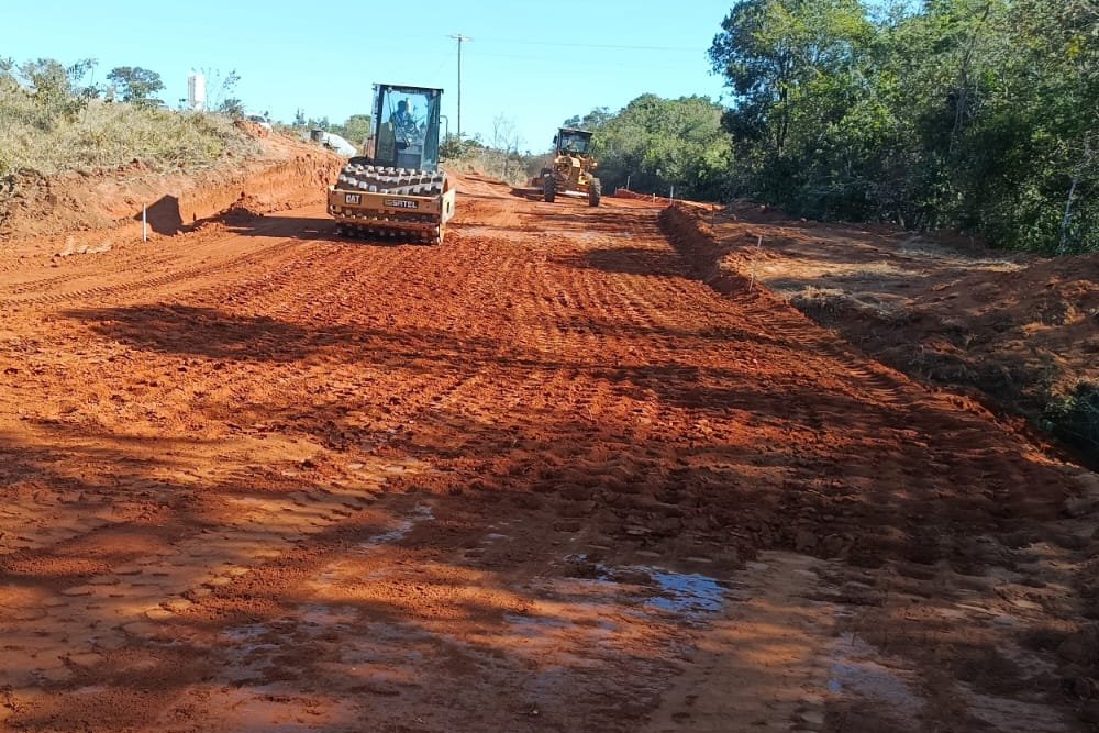 Rolo compactador e motoniveladora em obra de terraplenagem